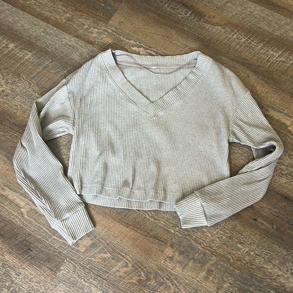 ALO Yoga Cream V-Neck Sweater